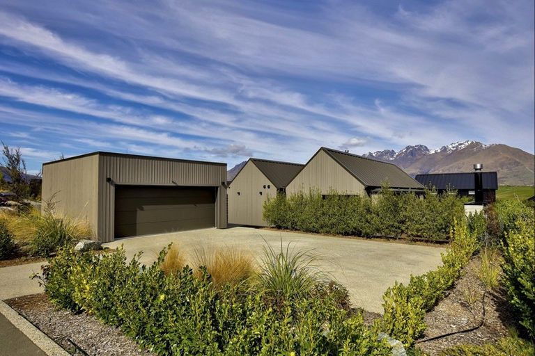 Photo of property in 32 Falconer Rise, Jacks Point, Queenstown, 9371