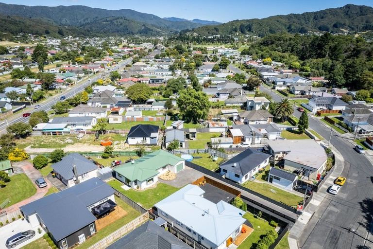 Photo of property in 2/3 Dover Road, Wainuiomata, Lower Hutt, 5014