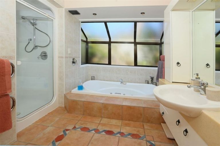 Photo of property in 91 Grassmere Road, Henderson Valley, Auckland, 0612