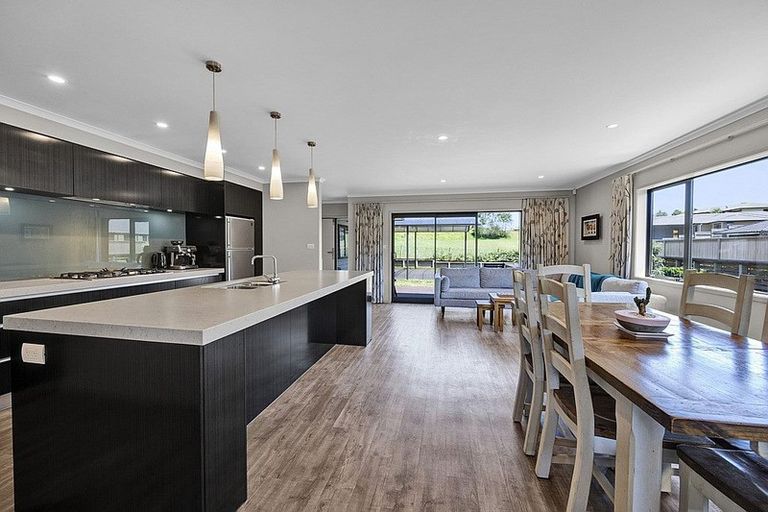 Photo of property in 2 Pipitea Place, Whalers Gate, New Plymouth, 4310