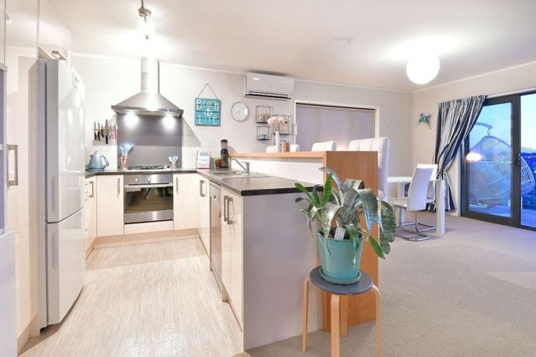 Photo of property in 3 Roberts Road, Tindalls Beach, Whangaparaoa, 0930
