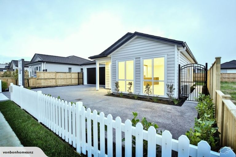 Photo of property in 52 Schoolside Road, Kumeu, 0810