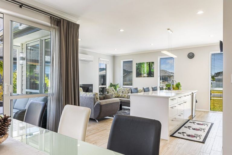 Photo of property in 17 Larmer Drive, Kumeu, 0810