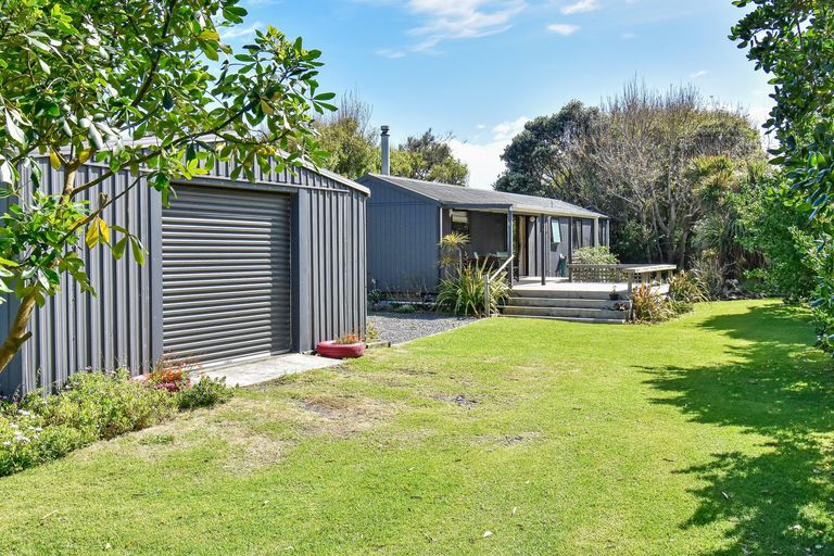 Photo of property in 4 Mission Road, Port Waikato, Tuakau, 2695