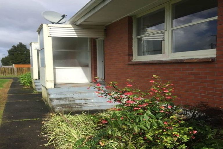 Photo of property in 4/2 Godley Road, Green Bay, Auckland, 0604