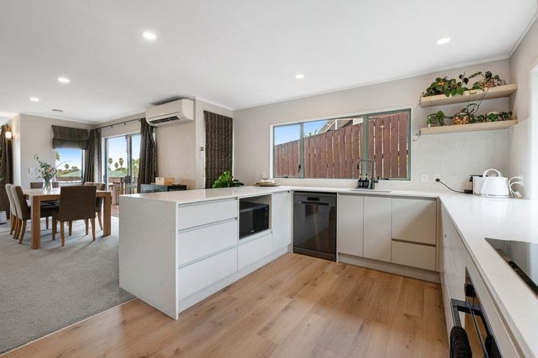 Photo of property in 24 Goldfinch Rise, Unsworth Heights, Auckland, 0632