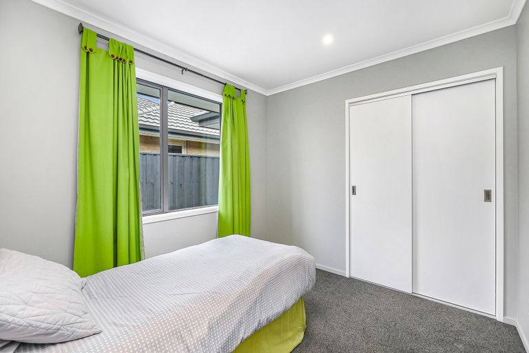 Photo of property in 28 Shillingford Boulevard, Rolleston, 7615