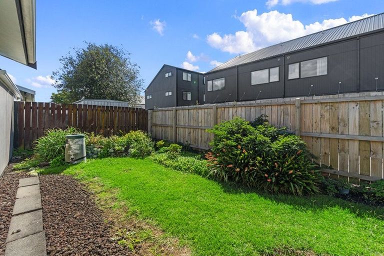 Photo of property in 3/121 Bruce Mclaren Road, Henderson, Auckland, 0612