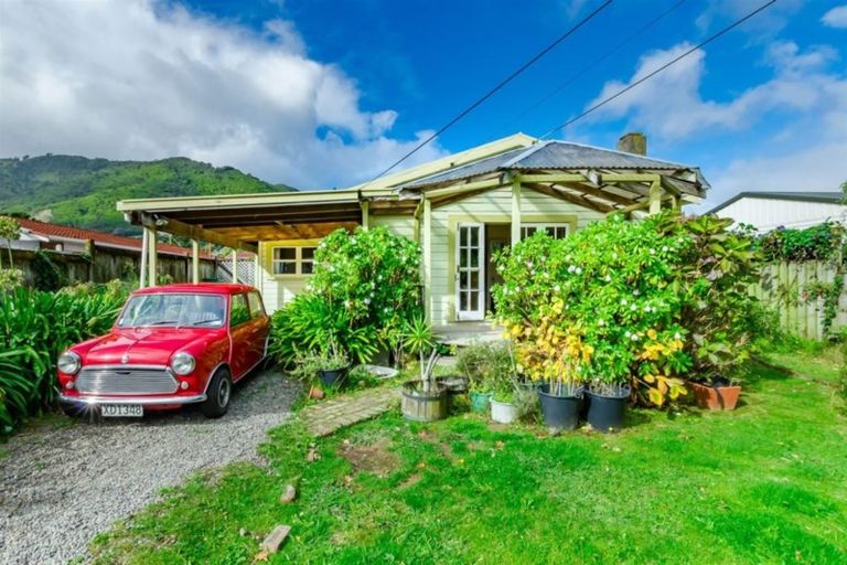 Photo of property in 49 Parata Street, Waikanae, 5036