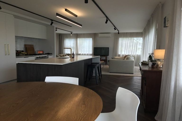 Photo of property in 2 Ravenwood Drive, Forrest Hill, Auckland, 0620