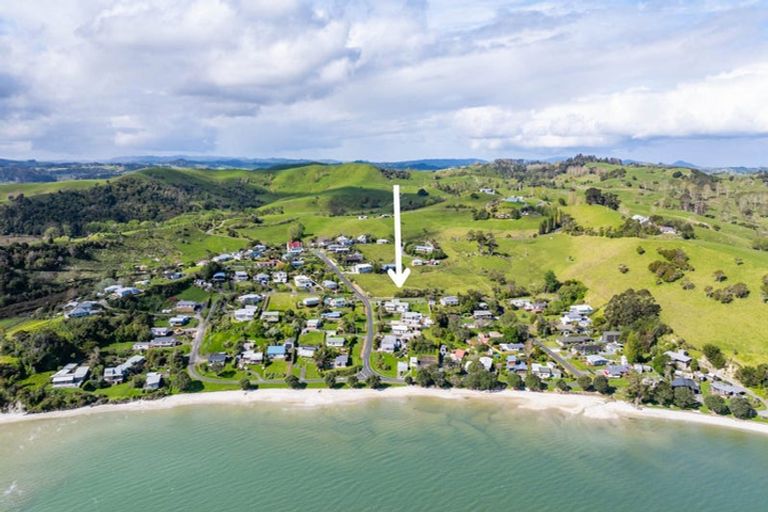 Photo of property in 10 Oxford Street, Whakapirau, Maungaturoto, 0583