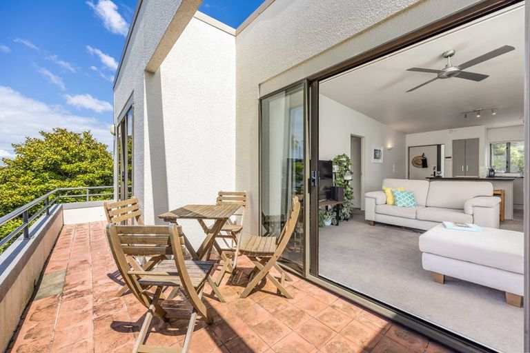 Photo of property in 8d Arotau Place, Grafton, Auckland, 1023