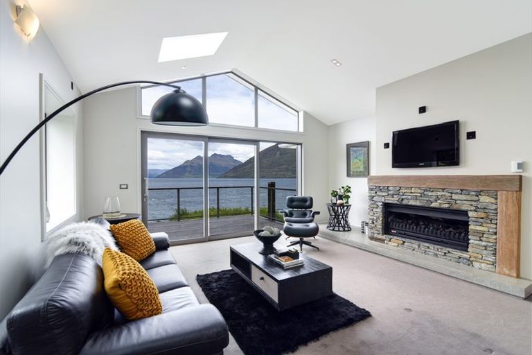 Photo of property in 62 Cedar Drive, Kelvin Heights, Queenstown, 9300