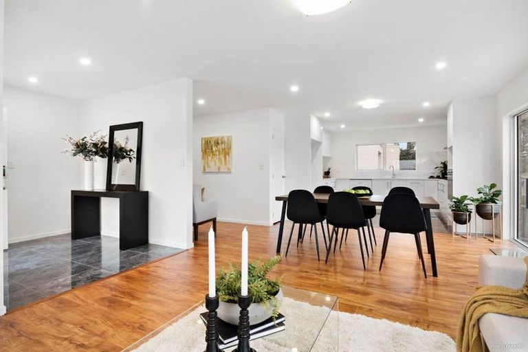 Photo of property in 1/8 Wykeham Place, Glenfield, Auckland, 0629