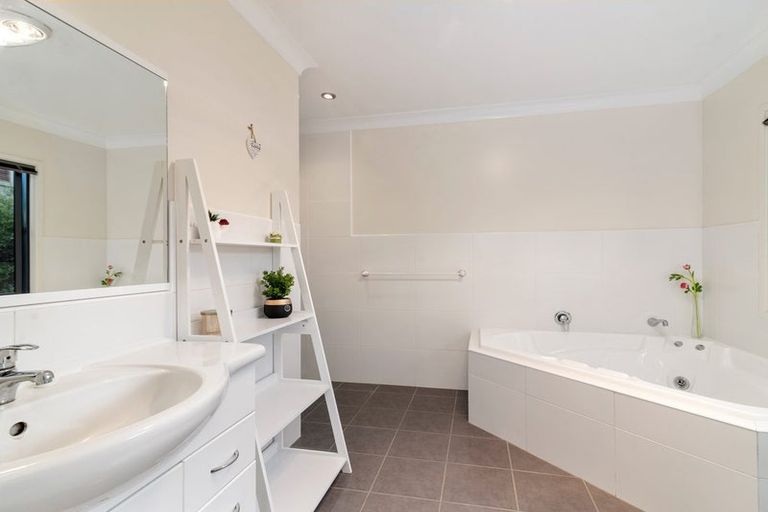 Photo of property in 28 Holden Avenue, Holdens Bay, Rotorua, 3010