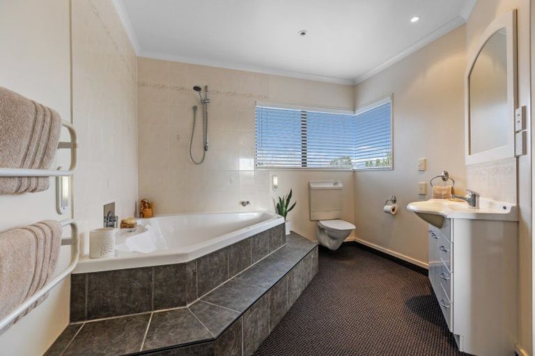 Photo of property in 22 Kinross Drive, Merrilands, New Plymouth, 4312