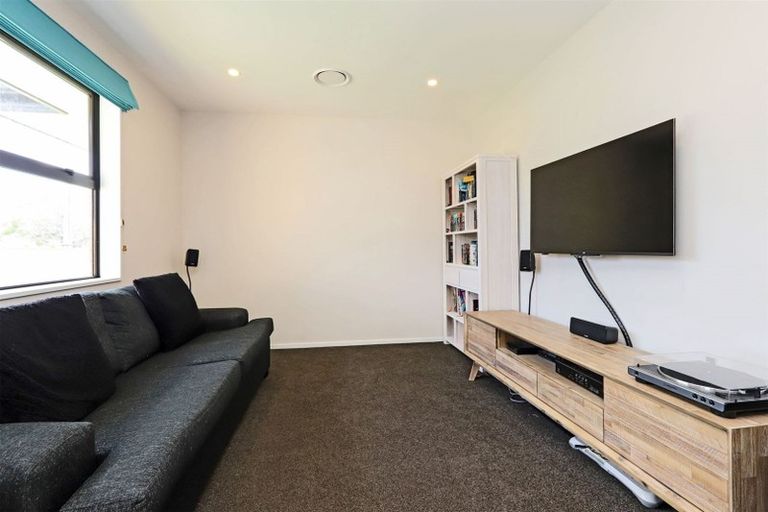 Photo of property in 2 Whittaker Place, Havelock North, 4130