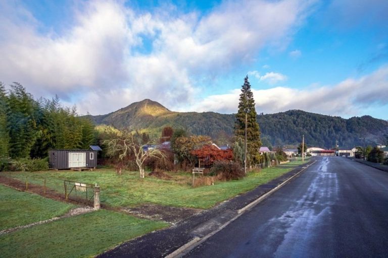 Photo of property in 10 Hampden Street, Murchison, 7007