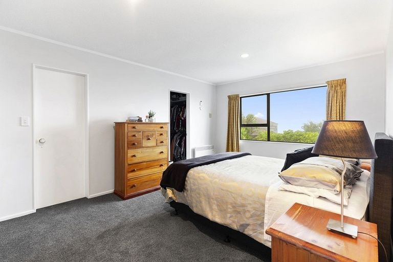 Photo of property in 5 Bayswater Place, Newlands, Wellington, 6037