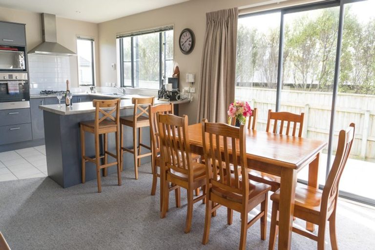 Photo of property in 5 Kaweka Close, Aotea, Porirua, 5024