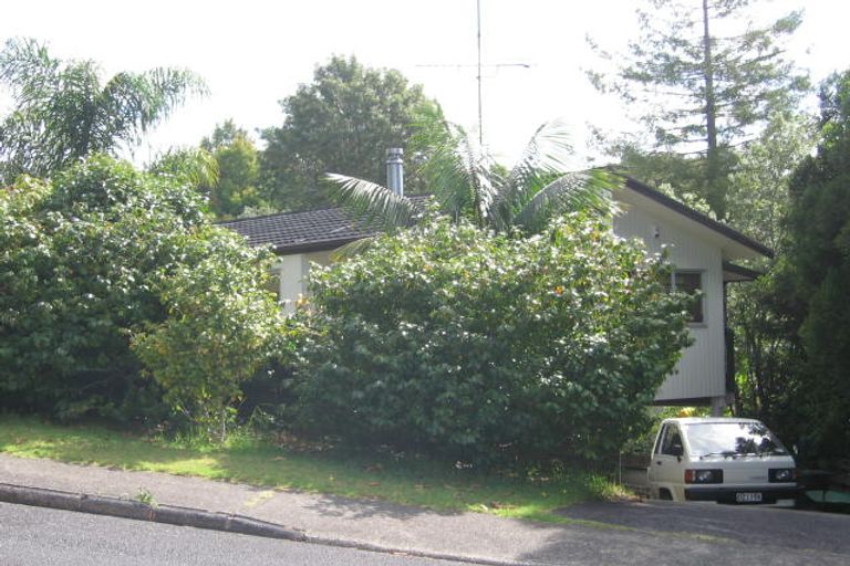 Photo of property in 2 Teviot Place, Totara Vale, Auckland, 0629