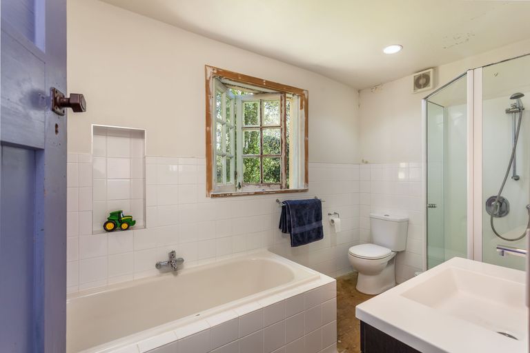 Photo of property in 14 Eastglen Road, Glen Eden, Auckland, 0602