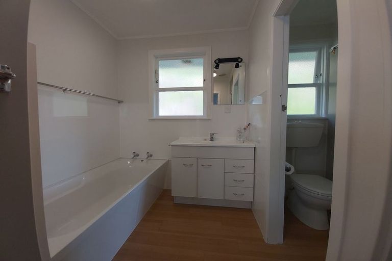 Photo of property in 98 Beazley Avenue, Paparangi, Wellington, 6037