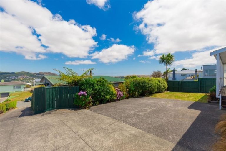 Photo of property in 8a Chapman Street, Newlands, Wellington, 6037