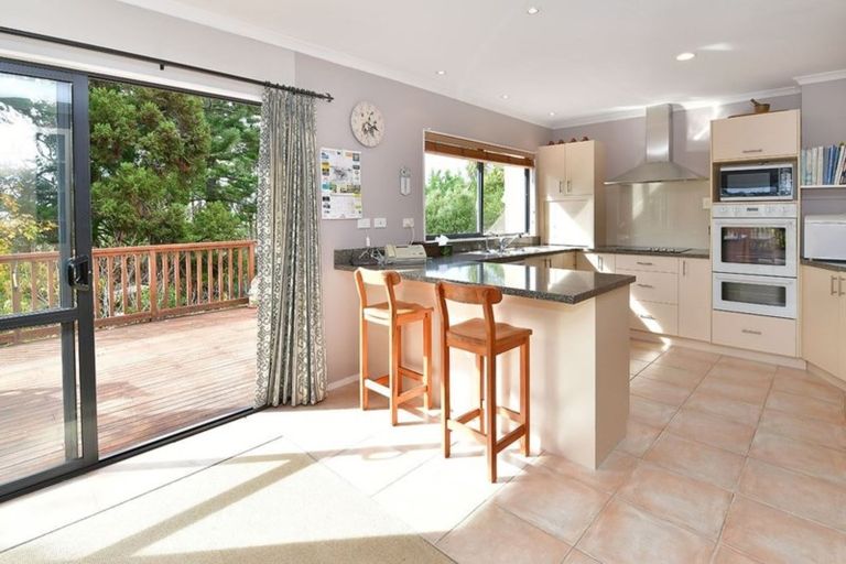 Photo of property in 32 D'oyly Drive, Stanmore Bay, Whangaparaoa, 0932