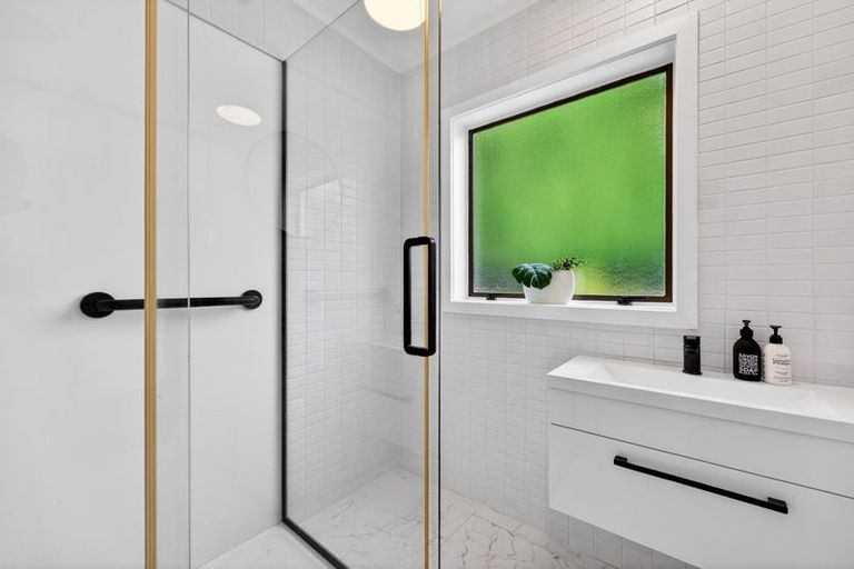 Photo of property in 3/5a Tobruk Crescent, Milford, Auckland, 0620