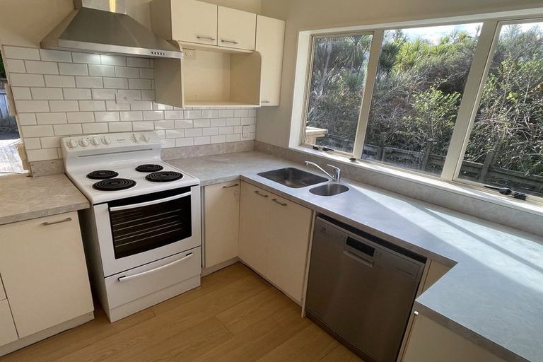 Photo of property in 8a Langton Road, Stanmore Bay, Whangaparaoa, 0932