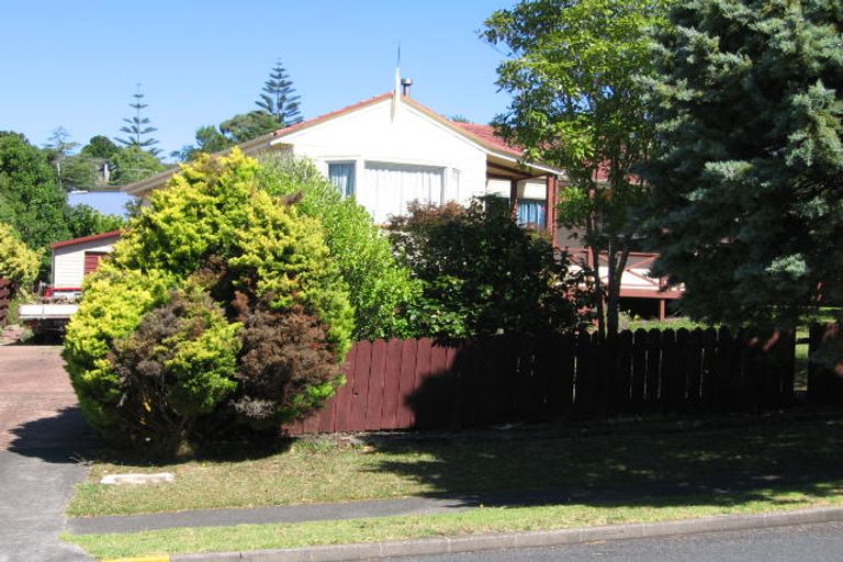 Photo of property in 28 Topliss Drive, Northcross, Auckland, 0632
