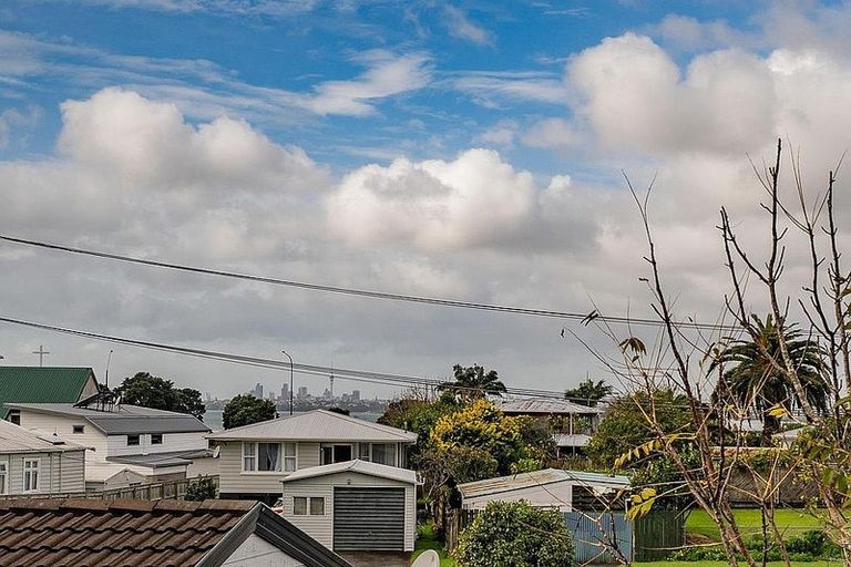 Photo of property in 4a Montmere Avenue, Te Atatu Peninsula, Auckland, 0610