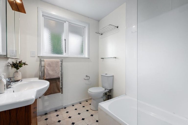 Photo of property in 2 Ilfracombe Place, Burnside, Christchurch, 8053