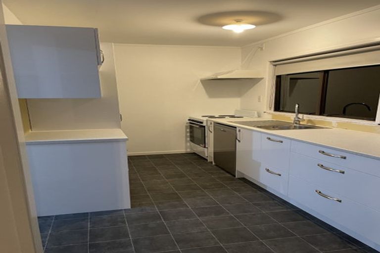 Photo of property in 2/92 Moore Street, Hillcrest, Auckland, 0627