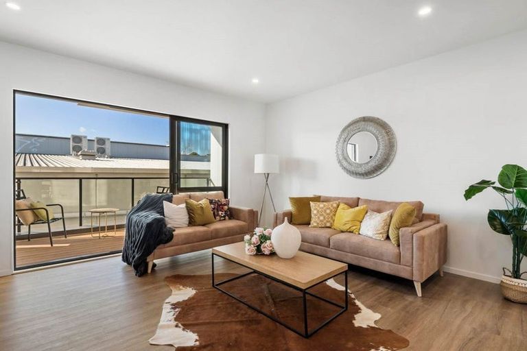 Photo of property in 18 Mina Way, Browns Bay, Auckland, 0630