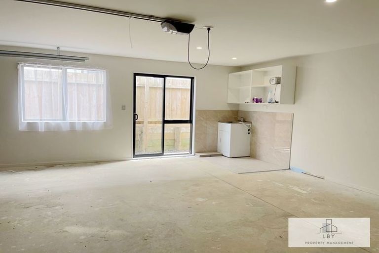 Photo of property in 98 Cardiff Road, Pakuranga, Auckland, 2010