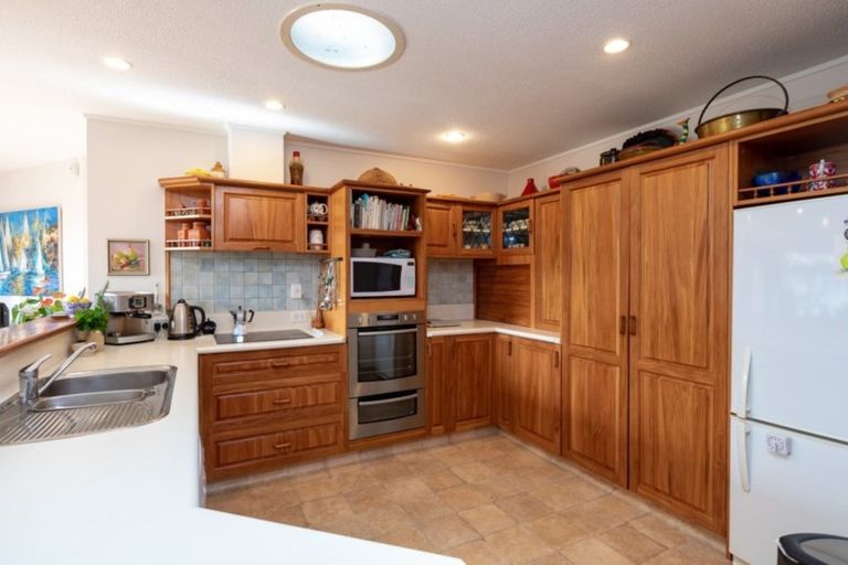 Photo of property in 16 Runanga Grove, Waikanae, 5036