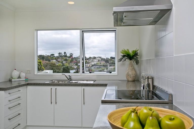 Photo of property in 3/8a Target Road, Totara Vale, Auckland, 0629