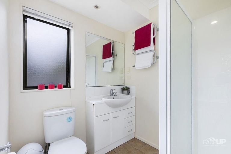 Photo of property in 6g Clearwater Cove, West Harbour, Auckland, 0618