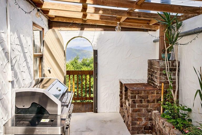 Photo of property in 33 Acacia Avenue, Maungaraki, Lower Hutt, 5010