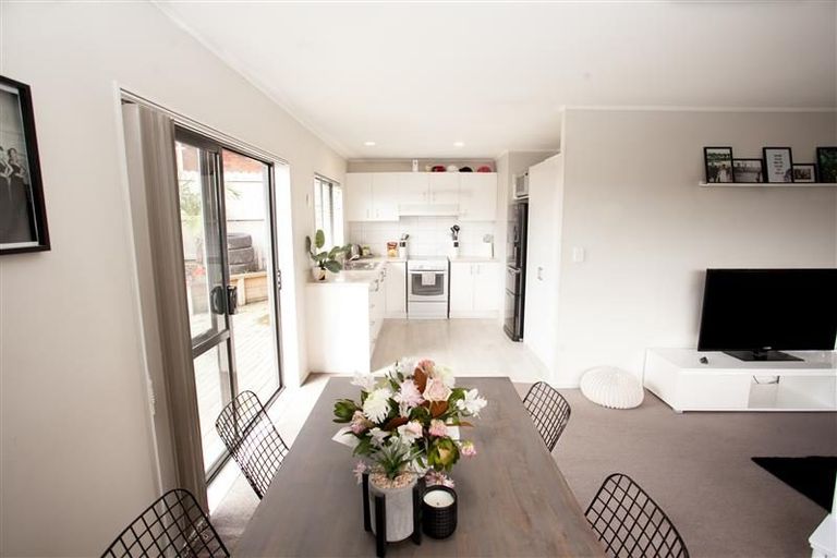 Photo of property in 2/27 Kopara Place, Clendon Park, Auckland, 2103