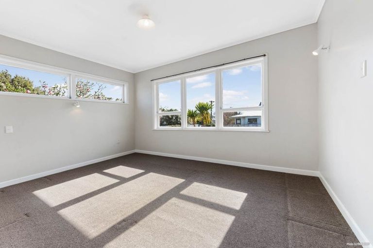 Photo of property in 3 Marlene Avenue, Te Atatu South, Auckland, 0610