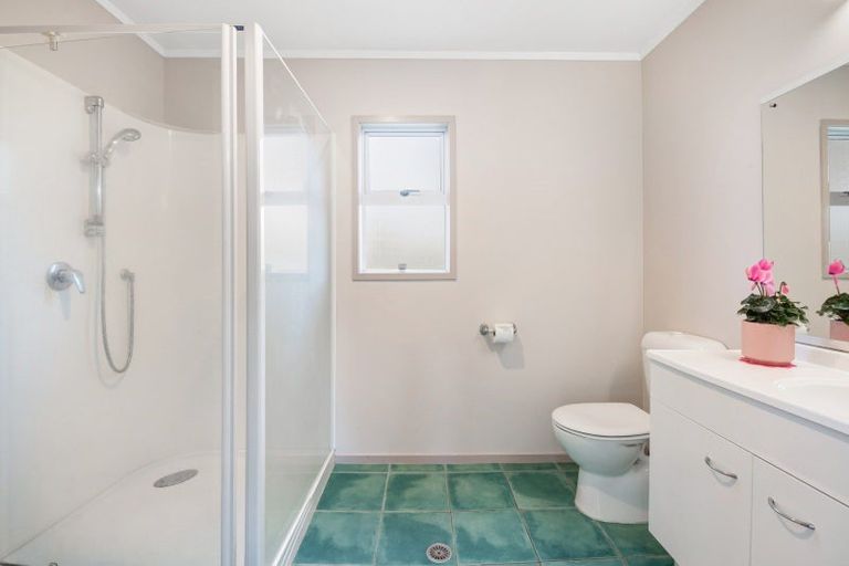 Photo of property in 8a Melandra Road, Stanmore Bay, Whangaparaoa, 0932