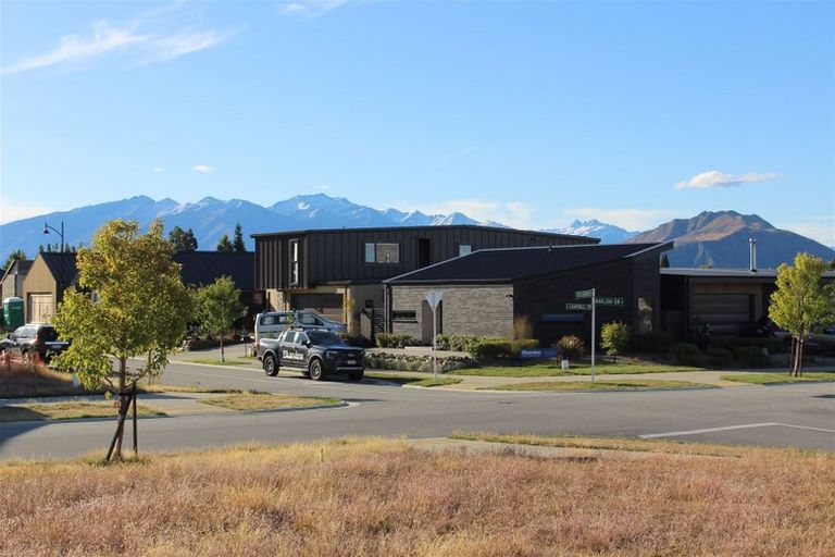 Photo of property in 28 Doug Ledgerwood Drive, Wanaka, 9305