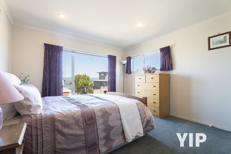 Photo of property in 16 Domett Street, Newlands, Wellington, 6037