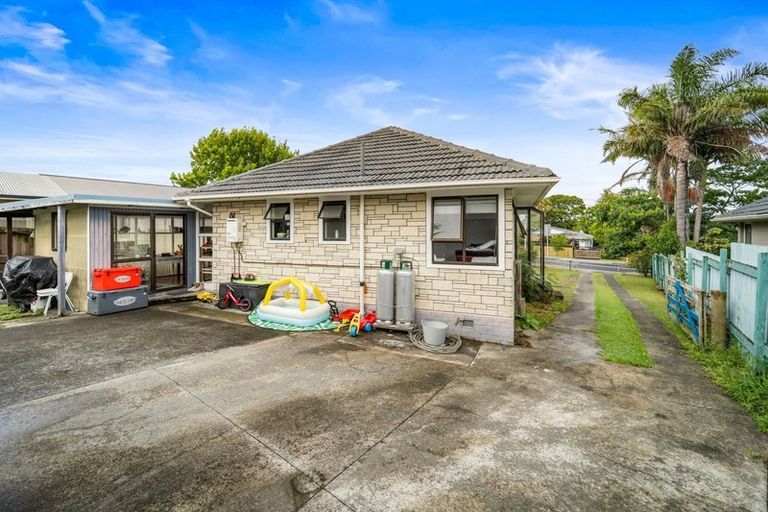 Photo of property in 33 Strid Road, Te Atatu South, Auckland, 0610