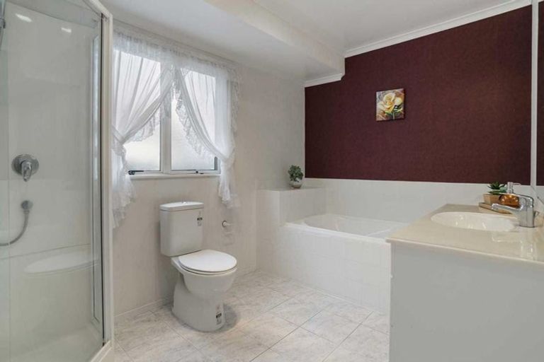 Photo of property in 9 Lorikeet Place, Unsworth Heights, Auckland, 0632