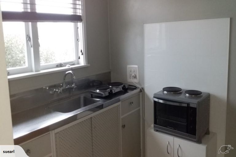 Photo of property in 7 Divich Avenue, Te Atatu South, Auckland, 0610