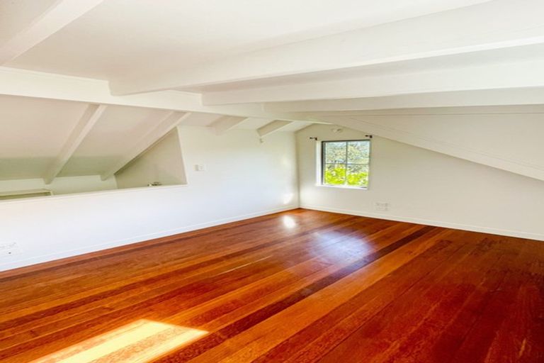 Photo of property in 33 Telephone Road, Birkenhead, Auckland, 0626